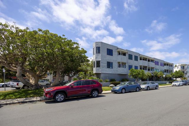 3955 Honeycutt St, San Diego CA: https://media.crmls.org/mediaz/c3340d7b-fc30-47e5-8a25-17378c9fe0e3.jpg