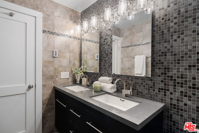 1230 Horn Avenue, West Hollywood CA: https://media.crmls.org/mediaz/c334368e-7b55-4191-998f-f969c992b2e3.jpg