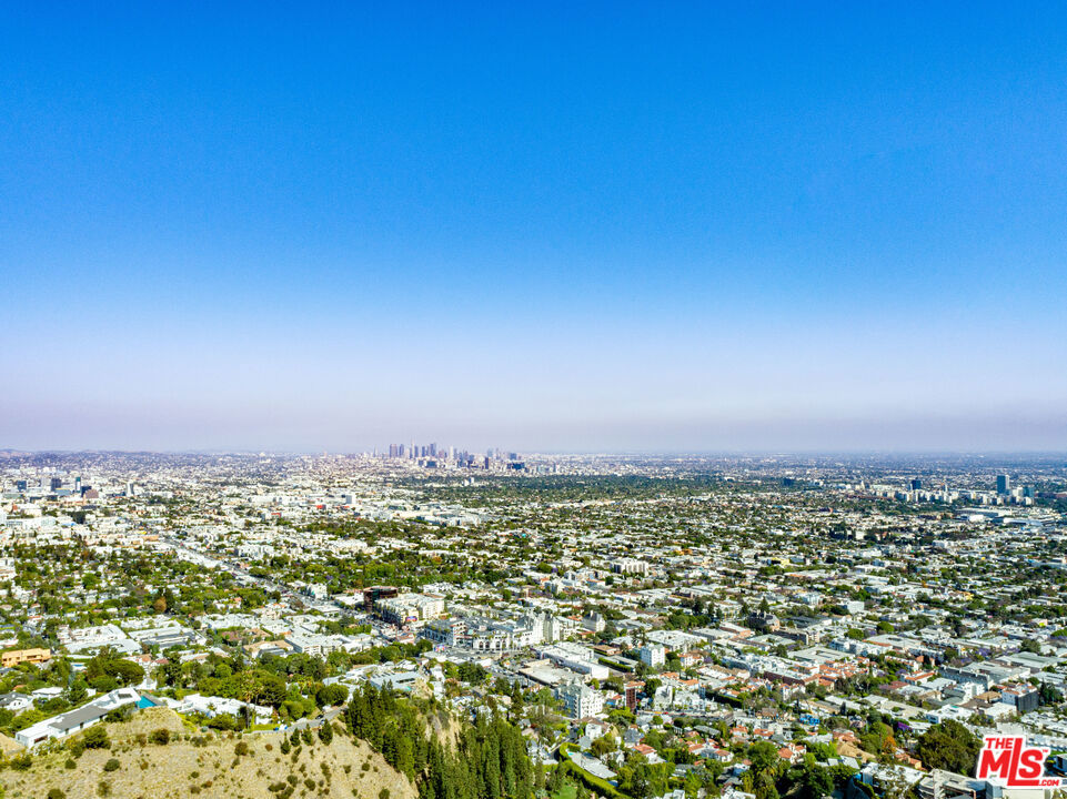 https://media.crmls.org/mediaz/c3352285-e8aa-4543-a262-4f3fc4e00228.jpg?preset=X-Large