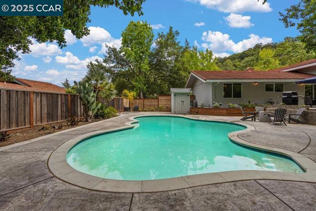 2027 Mohawk Dr, Pleasant Hill CA: https://media.crmls.org/mediaz/c3352750-a6f4-4abd-ad6d-4c49b616d923.jpg