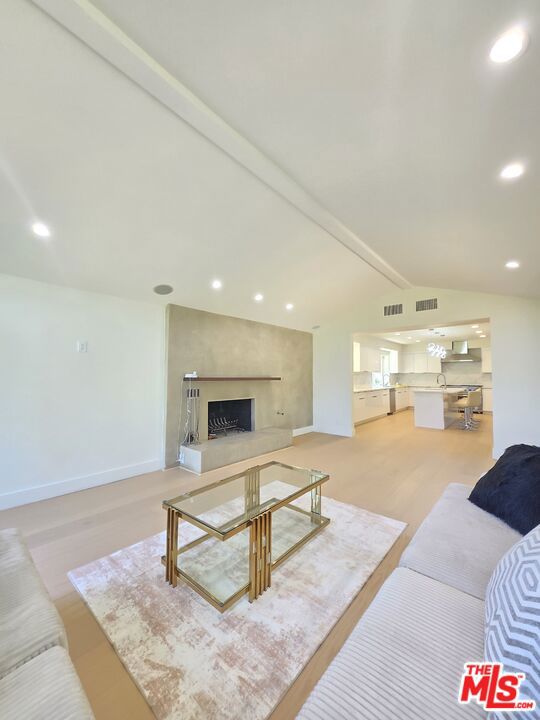 16544 Park Lane Circle, Los Angeles CA: https://media.crmls.org/mediaz/c3358334-77af-4b8c-9850-98a0ebf4860e.jpg