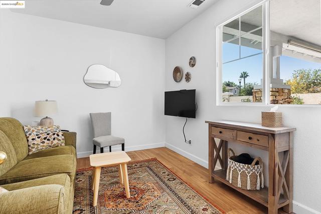917 Sawyer Way, Brentwood CA: https://media.crmls.org/mediaz/c335d8f8-dd7d-41ac-86d7-2dd9285bbd32.jpg