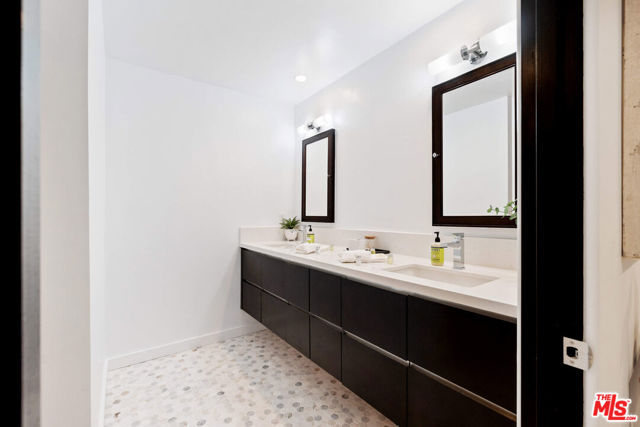 3235 Steven Drive, Encino CA: https://media.crmls.org/mediaz/c3363e81-df62-4b7e-ab86-e410668b742b.jpg