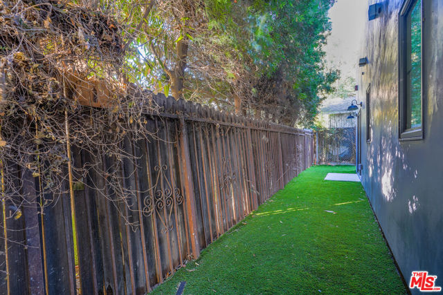 1331 N June Street, Los Angeles CA: https://media.crmls.org/mediaz/c33640c2-dfa1-4275-958c-51f4bfbc271c.jpg