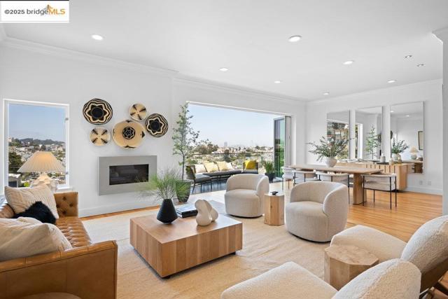 678 Clipper St, San Francisco CA: https://media.crmls.org/mediaz/c337092f-03d0-47c4-ad11-a00a78822ab7.jpg