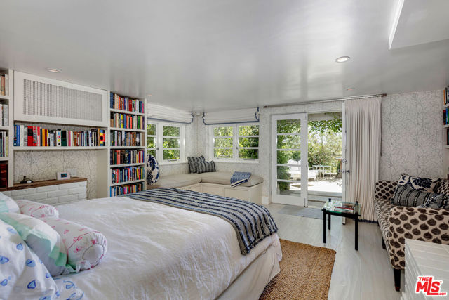 271 Amalfi Drive, Santa Monica CA: https://media.crmls.org/mediaz/c3375daf-e160-468e-b61f-fd53ad61e0b3.jpg