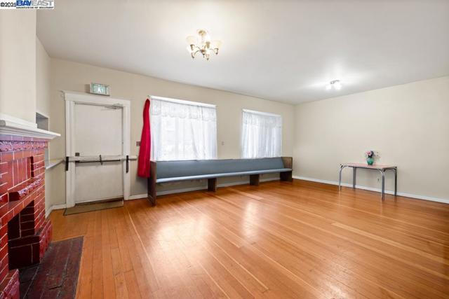 3003 School St, Oakland CA: https://media.crmls.org/mediaz/c33798ed-6b35-4253-b583-4b0bb0c2e1ec.jpg