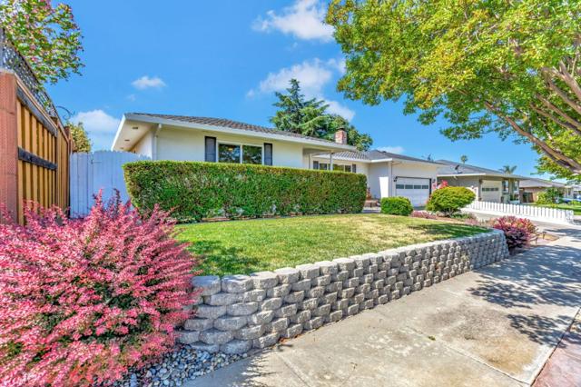 1081 Oak Street, Hollister CA: https://media.crmls.org/mediaz/c337dffe-29fd-4c9a-8a96-d1cc25b88d19.jpg