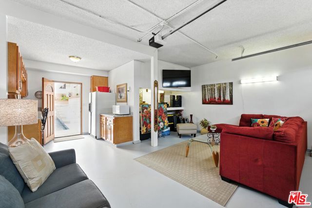 4134 W 60th Street, Los Angeles CA: https://media.crmls.org/mediaz/c338f652-5074-4436-a93a-28618fc489a1.jpg