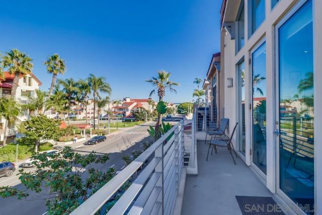 1016 1st St, Coronado CA: https://media.crmls.org/mediaz/c3397d43-37ab-45b0-8211-99392dbca446.jpg