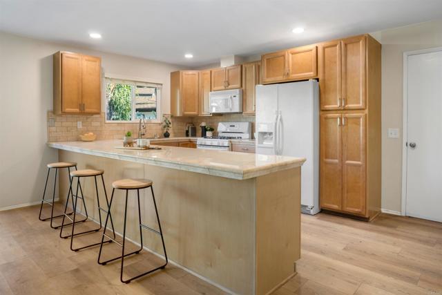 Detail Gallery Image 8 of 28 For 1227 Dolphin Cir, Vista,  CA 92084 - 4 Beds | 2 Baths