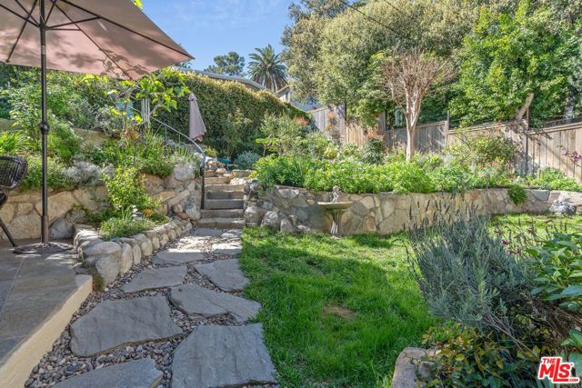 11316 Sunshine Terrace, Studio City CA: https://media.crmls.org/mediaz/c33aaa25-e4e9-43af-8041-15510dbe596f.jpg