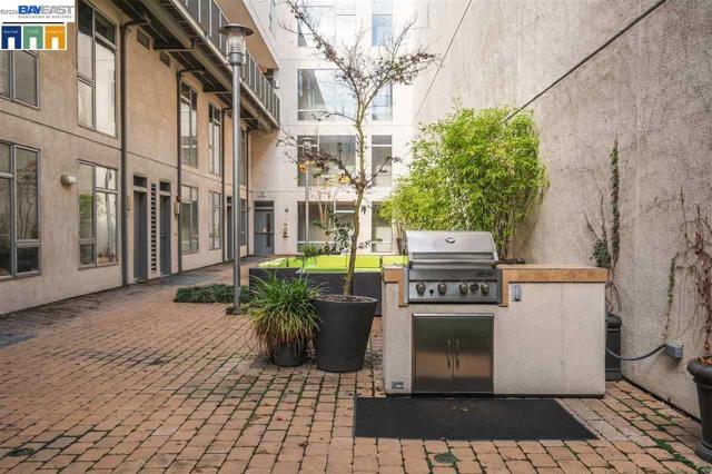 630 Thomas L Berkley Way, Oakland CA: https://media.crmls.org/mediaz/c33ae968-2c3f-403c-86bd-f366ae4c65b5.jpg