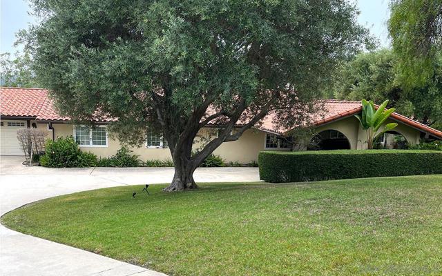 17380 Via Cuatro Caminos, Rancho Santa Fe CA: https://media.crmls.org/mediaz/c33b2afb-272b-418c-bfd3-2e776b71d536.jpg