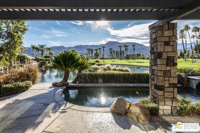 8 Surrey Court, Rancho Mirage CA: https://media.crmls.org/mediaz/c33bb19e-467a-4575-b783-f164386c4a6a.jpg