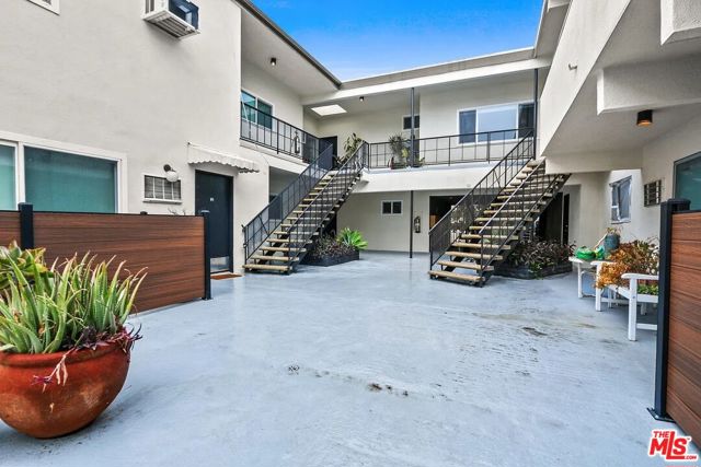 8220 Norton Avenue, West Hollywood CA: https://media.crmls.org/mediaz/c33e149a-1b2d-4b27-81a2-05de7cca03cc.jpg