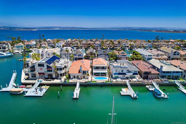 8 Buccaneer Way, Coronado CA: https://media.crmls.org/mediaz/c340f756-cc82-46f7-a707-3ab2ef5c032b.jpg