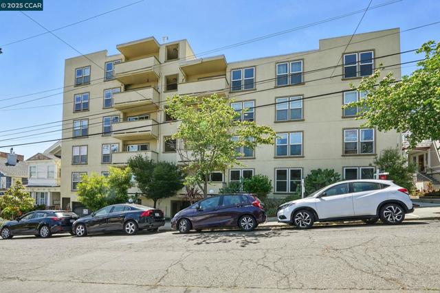 325 Lenox Ave, Oakland CA: https://media.crmls.org/mediaz/c34120d2-df98-476f-891f-ce9e18d98f0a.jpg