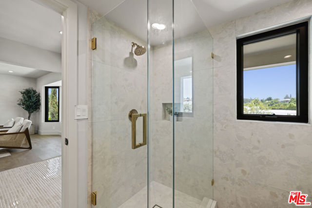 11268 Dona Lola Drive, Studio City CA: https://media.crmls.org/mediaz/c3419e93-d4e1-4303-bdd4-b11c7e4fd643.jpg