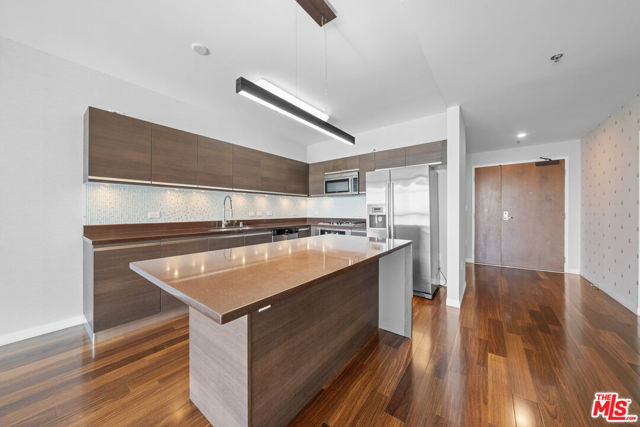 3785 Wilshire Boulevard, Los Angeles CA: https://media.crmls.org/mediaz/c341f865-3ff3-4e04-9bb5-26a49446185f.jpg