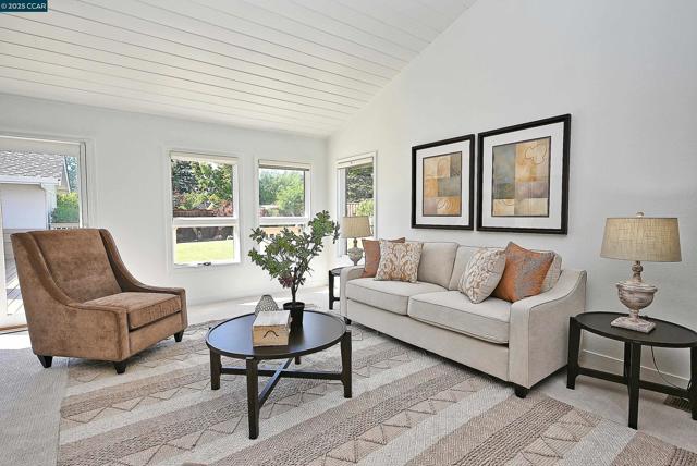 Image 10 of 48 For 342 Fenway Dr