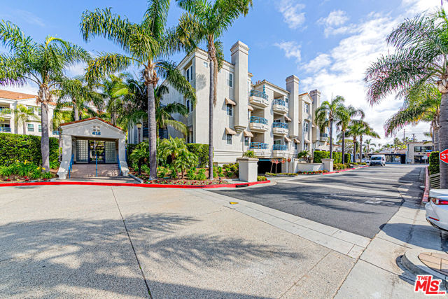 415 Townsquare Lane, Huntington Beach CA: https://media.crmls.org/mediaz/c343a32e-9e8b-4932-8e69-082d1fa7f42e.jpg