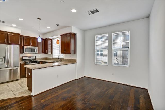 2890 Kew Ave, Livermore CA: https://media.crmls.org/mediaz/c345294a-8335-4ae1-935f-a3719c12052a.jpg