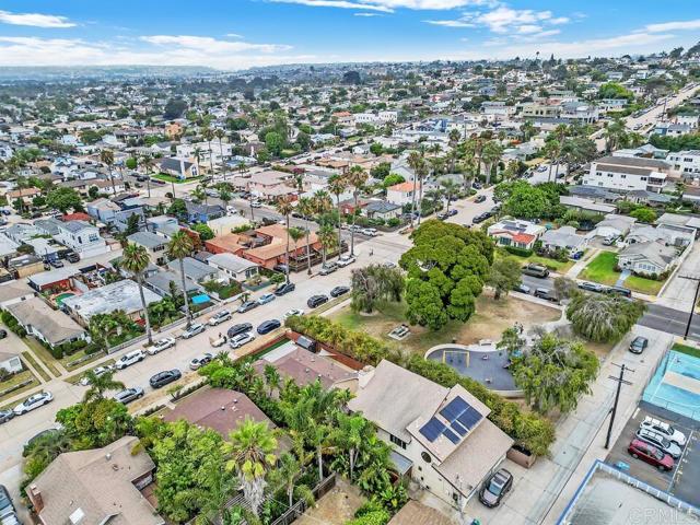 4725 Saratoga Avenue, San Diego CA: https://media.crmls.org/mediaz/c3457890-4897-4582-89da-e61d1306f0aa.jpg