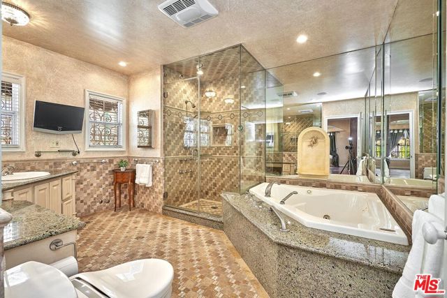424 N Arden Boulevard, Los Angeles CA: https://media.crmls.org/mediaz/c345ae6c-c2e4-4c49-bb85-f7aae4b597f8.jpg
