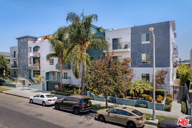 5232 Satsuma Avenue, North Hollywood CA: https://media.crmls.org/mediaz/c3464510-2504-42d3-ab35-fc0e7deb44e6.jpg