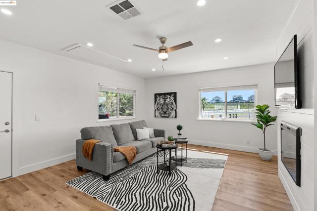 3393 Gateway Rd, Bethel Island CA: https://media.crmls.org/mediaz/c347a1f6-edfa-476e-a70d-ed5b270a9db2.jpg
