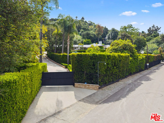 3818 Hollyline Avenue, Sherman Oaks CA: https://media.crmls.org/mediaz/c34848b5-5f79-4535-a9f3-8b2a94c2e31c.jpg