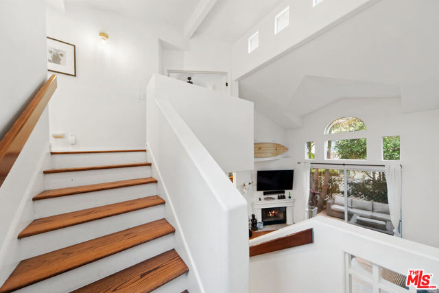 6477 Zuma View Place, Malibu CA: https://media.crmls.org/mediaz/c3487885-89d0-4f96-8982-a3218e07d75d.jpg