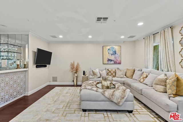 268 S Palm Drive, Beverly Hills CA: https://media.crmls.org/mediaz/c348a2ab-f23d-4ca6-be84-617d293ec0d7.jpg