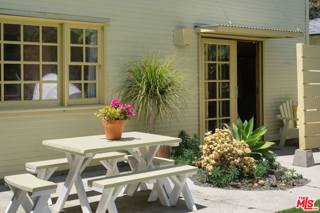 2311 Glencoe Avenue, Venice CA: https://media.crmls.org/mediaz/c348aa06-02ff-42cd-8118-d6140e1532b7.jpg