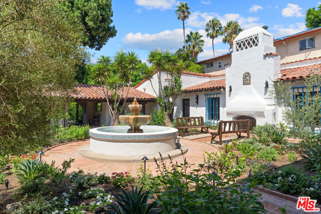 1304 1/2 N Harper Avenue, West Hollywood CA: https://media.crmls.org/mediaz/c34906b6-6610-4c2b-8e55-f047cd096417.jpg