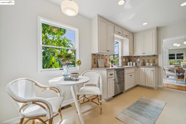 5968 Chabot Crest, Oakland CA: https://media.crmls.org/mediaz/c3490d7e-6a61-497c-aea7-dfa3f2c270a4.jpg
