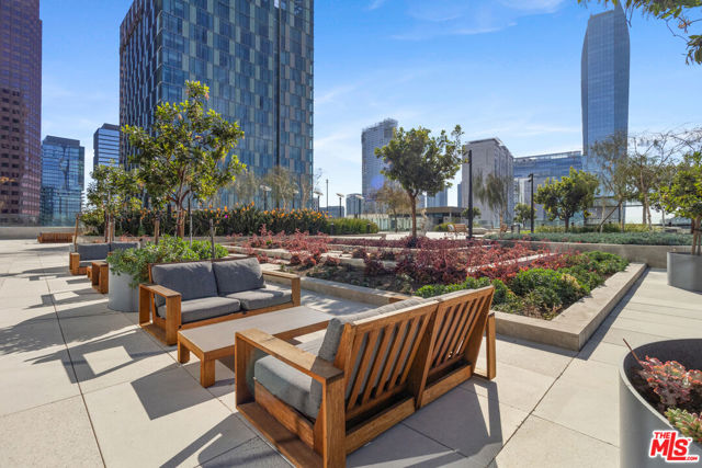 889 Francisco, Los Angeles CA: https://media.crmls.org/mediaz/c34a2c95-a6eb-4312-9203-d79e7f1424db.jpg
