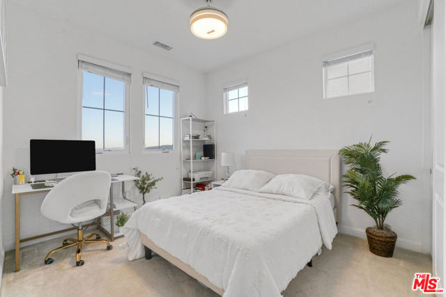 20818 W Bur Oak Circle, Porter Ranch CA: https://media.crmls.org/mediaz/c34a8b1f-6450-4a73-ac36-4917e39383a8.jpg