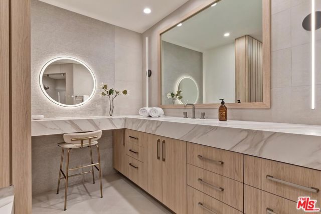 300 N Swall Drive, Beverly Hills CA: https://media.crmls.org/mediaz/c34a9e6c-8441-4cd6-ae7b-4f4e2b34b535.jpg