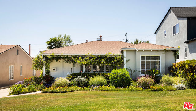 1475 Edris Drive, Los Angeles CA: https://media.crmls.org/mediaz/c34adaac-bb03-45e0-abe1-3b876272f905.jpg