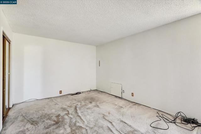 1069 16Th St, Oakland CA: https://media.crmls.org/mediaz/c34bb214-3da9-4bef-b291-6afb7782a3a6.jpg
