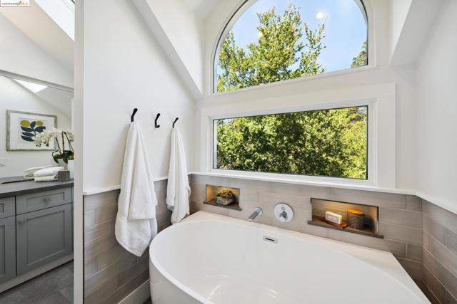 Image 36 of 59 For 5980 Harbord Dr
