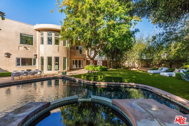 739 20th Street, Santa Monica CA: https://media.crmls.org/mediaz/c34ce5a4-ef56-45f3-8929-69a4392b3596.jpg