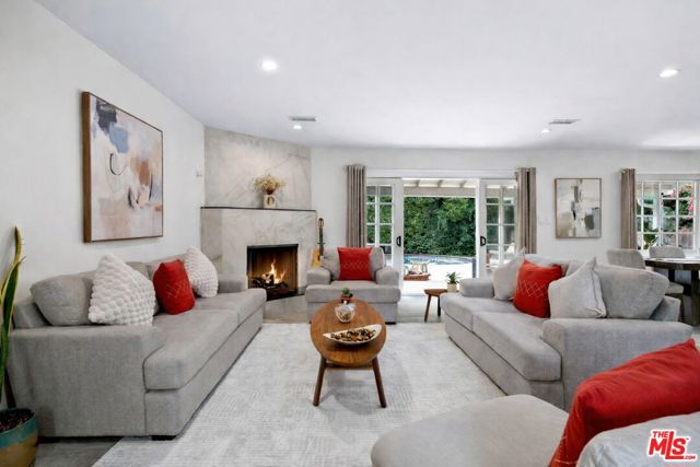 14346 Killion Street photo 7
