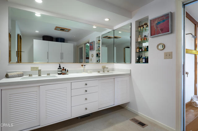 1570 Old House Road, Pasadena CA: https://media.crmls.org/mediaz/c34dfee7-9d93-45ce-a4c3-3e87b809d32d.jpg
