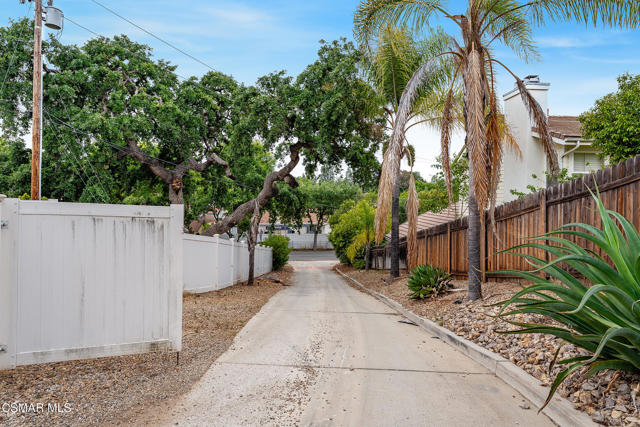 566 Rancho Road, Thousand Oaks CA: https://media.crmls.org/mediaz/c34e5667-3ae9-4dd1-85ec-66c71793666d.jpg