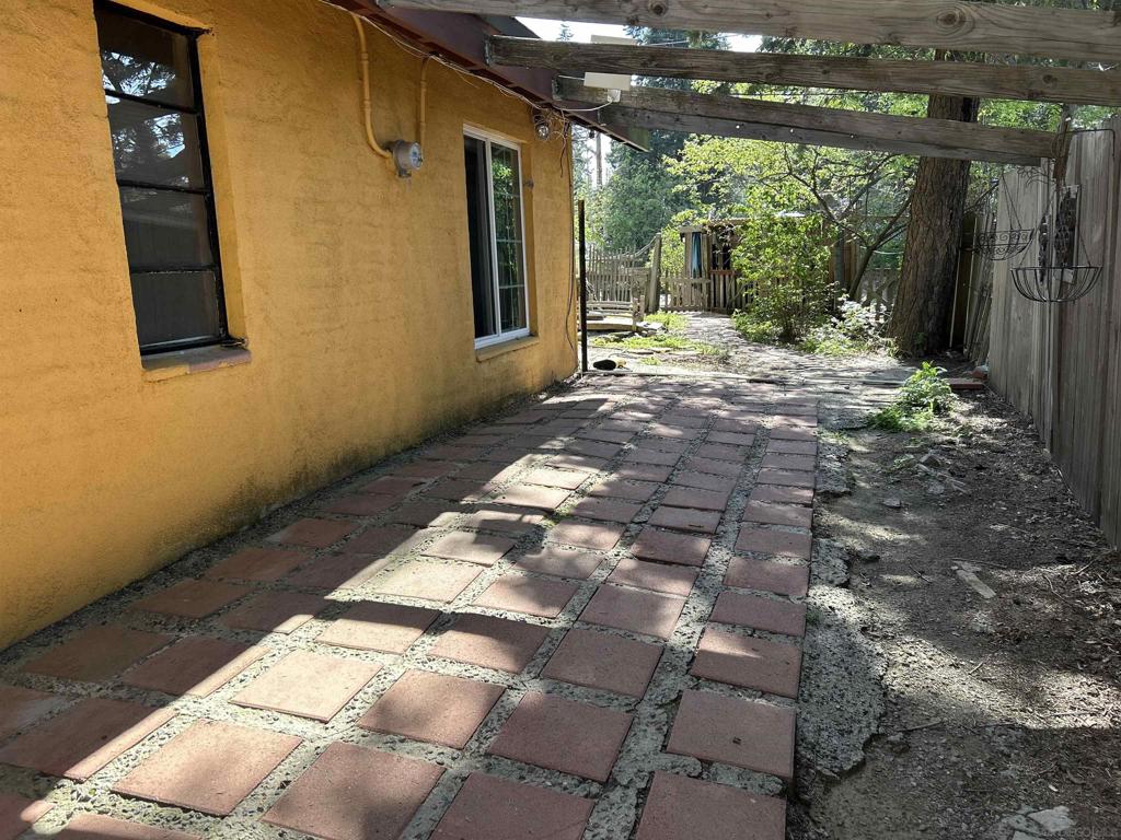 https://media.crmls.org/mediaz/c34efbcb-d82d-4dc7-99a6-14d32d69a776.jpg?preset=X-Large