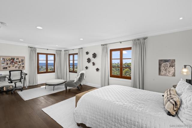 6404 La Jolla Scenic Drive S, La Jolla CA: https://media.crmls.org/mediaz/c34f3150-39c4-4838-99dc-d277ebe13cff.jpg