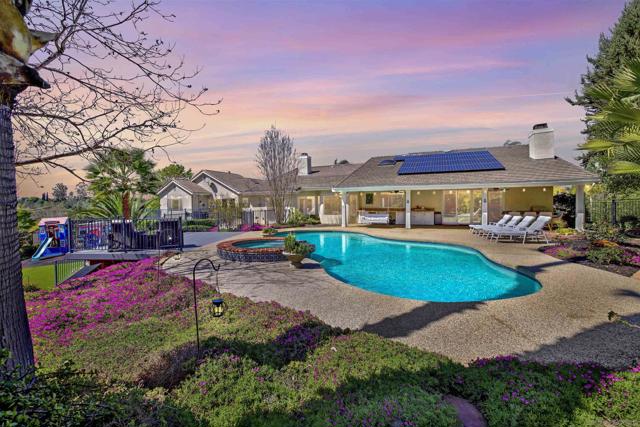 1033 1035 Summit Trl, Escondido CA: https://media.crmls.org/mediaz/c34fa255-9eee-4a23-ba43-d5f24b3c7534.jpg